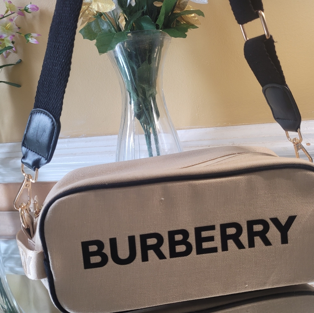 - Burberry Pouch - Picture 8 of 10